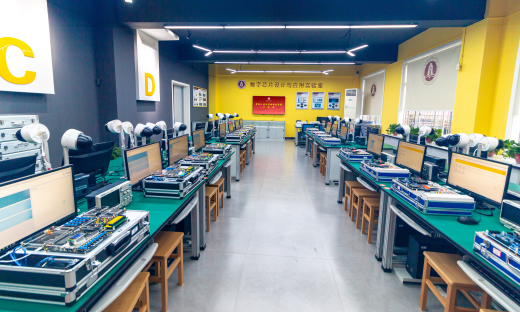 \\Youngsun\g\学校资料\zoty中欧体育全站官网资料\学院网站建设\数字芯片设计与应用实验室2.jpg